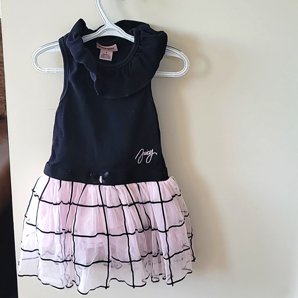 A sleevless dress